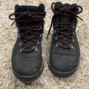 Women’s Columbia hiker 9.5